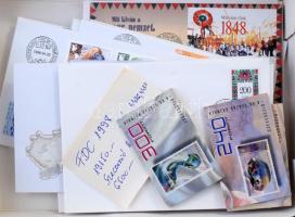 1998 Csaknem teljes évfolyam kiadásai FDC-ken, hozzá 3 szecesszió füzet, dobozban (25.650)