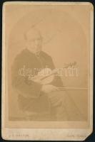 cca 1910 Férfi hegedűvel, keményhátú fotó Bruton Cape Town-i műterméből, sarokhiánnyal, 16,5×10,5 cm