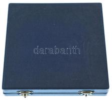 Kiss György (1943-2016) 1993. "Schola Benedicti" egyoldalas bronz plakett, dísztokban (108...