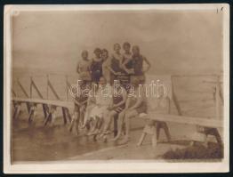 cca 1910 Strandolók csoportképe, fotó, 9×12 cm