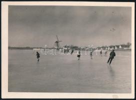 cca 1930 Korcsolyázók, háttérben szélmalom, fotó, felületi sérüléssel, 13×18 cm / windmill