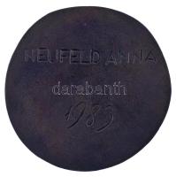 Hincz Gyula (1904-1986.) 1983. "Pro Arte" egyoldalas bronz emlékérem, hátoldalán névre szó...