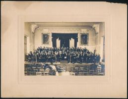 cca 1925 Zenekar és énekkar csoportképe, kartonra kasírozott fotó, karton sérült, 12×16,5 cm