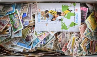 Néhány ezer bélyeg gyarmatokról és utódállamokból, szaloncukros dobozban