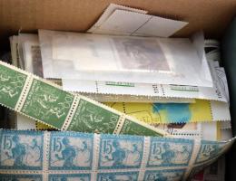 Több száz darab ívszéli és ívsarki bélyeg, köztük Deutsches Reich is, ömlesztve kis dobozban