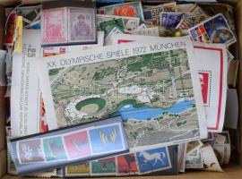 Jó néhány ezer bélyeg, köztük teljes sorok is (filázva), ömlesztve dobozban