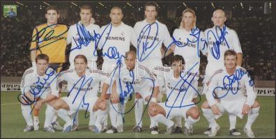 2005 A Real Madrid - Puskás Ferenc válogatott emlékmérkőzés hivatalos meccsfüzete, benne a Real Madrid játékosok autográf aláírásával ellátott poszter. Iker Casillas, Sergio Ramos, Roberto Carlos, Francisco Pavón. David Beckham, Zinedine Zidane, Ronaldo Nazário, Michael Owen, Javier Portillo.  A Puskás Ferenc tiszteletére rendezett emlékmérkőzés a magyar és a nemzetközi futballtörténet kiemelkedő eseménye volt, amely a Real Madrid aranykorának a Galácticos éra meghatározó sztárjait hozta össze. A hivatalos meccsfüzet és a benne található, több világsztár által aláírt poszter különösen becses gyűjtői darab,   2005 Official matchbook of the Real Madrid - Ferenc Puskás national team commemorative match, including a poster with autographs of the Real Madrid players. Iker Casillas, Sergio Ramos, Roberto Carlos, Francisco Pavón. David Beckham, Zinedine Zidane, Ronaldo Nazário, Michael Owen, Javier Portillo.