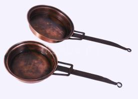 2 darab réz serpenyő vas fogókkal. 19.sz, egyiken sérüléssel, h: 40-46 cm