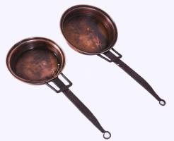 2 darab réz serpenyő vas fogókkal. 19.sz, egyiken sérüléssel, h: 40-46 cm