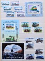 Vasút motívum gyűjtemény, benne sorok, blokkok, képeslapok, 8 lapos, A/4-es Abria berakóban