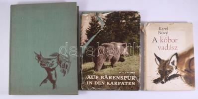 3 db könyv: Karel Novy: A kóbor vadász. Bratislava, 1969, Madách. Kiadói egészvászon-kötés, sérült kiadói papír védőborítóban. + V. J. Stanek: Auf Bärenspur in den Karpaten. Prága, 1959, Artia. Fekete-fehér fotókkal gazdagon illusztrálva. Német nyelven. Kiadói egészvászon-kötés, szakadt kiadói papír védőborítóban, ajándékozási bejegyzéssel. + Karel Hájek: Weidmannsheil! Prága, 1954, Artia. Német nyelven. Kiadói egészvászon-kötés.