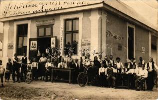 Pilisszentiván, Schuck Pál kocsmája, helyiek csoportja italokkal és kerékpárokkal. photo (EB)
