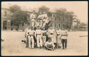 1933 Egy ágyús osztag tagjainak fotója a budapesti Ludovika udvarán, hátoldalon a résztvevők aláírásával, szép állapotban, 9×14 cm