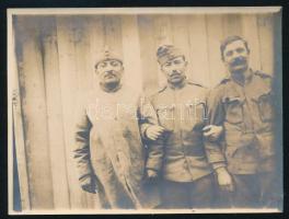 1917 A M. kir. 306. honvéd gyalogezred gazdasági hivatal három katonája (pénztárőr, legény, szakács) a bukovinai Toporoutz-ban, fotó hátoldalon feliratozva, 9×12 cm