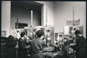 cca 1965 Festőtanulók egy hátakt festése közben tartott foglalkozáson, fotó, 9×12 cm