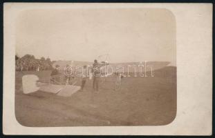 1909 Louis Bleriot bemutatót tart repülőgépével, Budapest Kisrákos katonai gyakorlótér, fotó, 9×14 cm