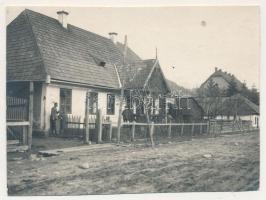 Csíkgyimes, Csík-Gyimes, Gyimes, Ghimes; Unser Kasino v. Staffelstab 20. / Német katonák a tiszti kaszinó előtt / WWI German military, officers' casino with soldiers. photo (10,6 cm x 7,7 cm) (vágott / cut)