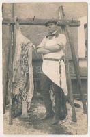 Ditró, Gyergyóditró, Gyó-Ditró, Ditrau; hentes egy levágott malaccal / butcher with a slaughtered pig. photo (EB)