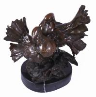 Ismeretlen jelzéssel: Galambpár. Patinázott bronz szobor, márvány talapzaton, cca 1930, jelzett, m: 12 cm