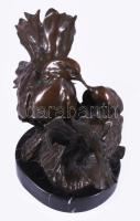 Ismeretlen jelzéssel: Galambpár. Patinázott bronz szobor, márvány talapzaton, cca 1930, jelzett, m: ...