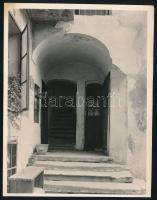 cca 1930-1940 Budapest, Tabán, udvarbelső lépcsőházzal, fotó, 12×9 cm