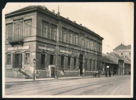 cca 1930-1940 Budapest, Tabán, Attila körút, Goschy Miklós üzlete, fotó sarokhiánnyal, 8,5×11,5 cm