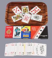 Kártyamintás tálca, rajta 5 pakli kártya, közte pin up, Piatnik.