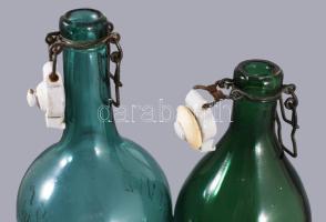 2 darab zöld csatos üveg, közte Harmatvíz, m: 35 cm alatt