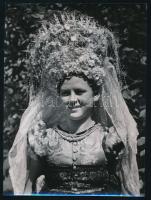 cca 1930-1940 Szendrő István (1908-2000): Matyó menyasszony, hátoldalon pecséttel jelzett fotó, 22,5×17 cm