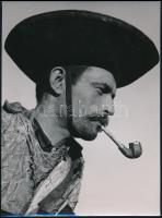 cca 1930-1940 Szendrő István (1908-2000): Csikós pipával, hátoldalon pecséttel jelzett fotó, 22,5×17 cm