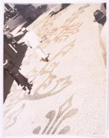 cca 1930-1940 Munkácsi Márton (1896-1963): Utcakép, hátoldalon pecséttel jelzett fotó, foltos, 30×24 cm