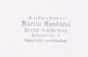 cca 1930-1940 Munkácsi Márton (1896-1963): Utcakép, hátoldalon pecséttel jelzett fotó, foltos, 30×24...