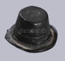 Vass Áron (1891-1979): Pipázók. Makfalva, 1963, mázas kerámia, jelzett, sérüléssel, kalap levált, m:...