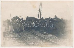 Hosszúmező, Dolho Pole, Campulung la Tisa (Máramaros); vasúti katasztrófa, mozdony maradványok / trainwreck, railway disaster. photo (EB)