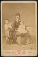 1872 Buda, nő gyermekeivel, keményhátú fotó Simonyi pesti műterméből, hátoldalon feliratozva, 16,5×10,5 cm