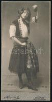 cca 1910 Spanyol táncosnő jelmezben, keményhátú fotó Hegedűs budapesti műterméből, 16,5×8 cm