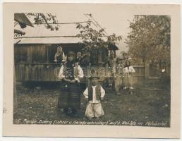 Felsővisó, Viseu de Sus (Máramaros, Maramures); Rumän. Zwerg (Lehrer u. Gemeindeschreiber) aufs Gehöft / Román törpe egy tanyán, magyar és német katona a háttérben / WWI Romanian dwarf with German and K.u.K. soldiers at a homestead. photo (8,9 cm x 10,7 cm) (non PC) (vágott / cut)