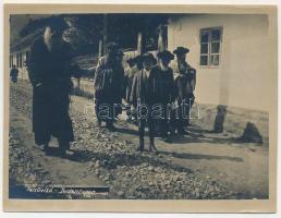 Felsővisó, Viseu de Sus (Máramaros, Maramures); Judentypen / Zsidó férfiak az utcán, Judaika / Judaica, Jewish men. photo (8,8 cm x 11,5 cm) (non PC) (vágott / cut)