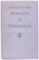 Király István: Irodalom és társadalom. Tanulmányok, cikkek, interjúk, kritikák. 1946-1975. A szerző, Király István (1921-1989) irodalomtörténész, Ady Endre-szakértő, országgyűlési képviselő, az MTA tagja által Grubics István (1926-) kommunista politikus, XI. kerületi tanácselnök részére dedikált példány! Bp., 1976, Szépirodalmi Könyvkiadó, 682+[2] p. Kiadói egészvászon-kötés, kiadói papír védőborítóban.