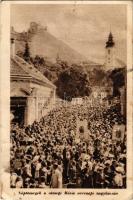 Sümeg, Néptömegek a sümegi Mária nevenapi nagybúcsún, körmenet, háttérben a vár (lyukak / pinholes)