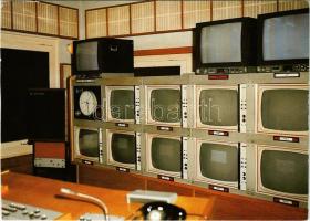 Magyar Televízió (MTV) kamera irányító szoba, kamerák figyelése TV készülékeken keresztül. "Kereskedelmi forgalomba nem hozható" modern lap (EK)
