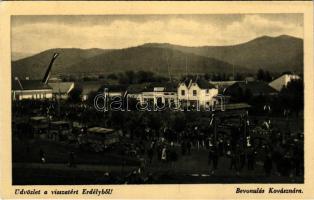 Kovászna, Covasna; "Üdvözlet a visszatért Erdélyből" bevonulás, feldíszített székelykapu, Országzászló, katonai teherautók. Hadnagy bazár kiadása / entry of the Hungarian troops, decorated Székely carved wood gate, Hungarian flag, military trucks (EK)