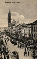 1917 Beszterce, Bistritz, Bistrita; Fa utca, ünnepi felvonulás, körmenet. Hátoldalon érdekes leírás első világháborús katonai átvonulásról a román fronton / street view, celebration, procession (fl)