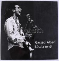 Gacsádi Albert: Lásd a zenét. [Bp.,2021,Studio 70 Média Kft.], 216 p. Fekete-fehér fotókkal gazdagon illusztrált. Benne a szerző gyermekének ajándékozási soraival. Kiadói papírkötés.