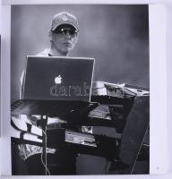 Gacsádi Albert: Lásd a zenét. [Bp.,2021,Studio 70 Média Kft.], 216 p. Fekete-fehér fotókkal gazdagon...