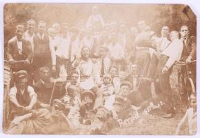 1931 Parádi italozó társaság, fotólap, sarokhibákkal, 9x14 cm