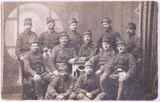 1914 Katonai csoportkép, Újvidék, a belgrádi offenzíva előtt, fotólap, hátoldalon felirattal