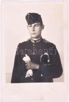 cca 1938 Huszár vezető portréja, Jászfelsőszentgyörgy, fotólap, hullámos