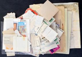 Vegyes magyar külföldi okmány- és illetékbélyeg, levélzárók, okmánydarabok, kis dobozban ömlesztve