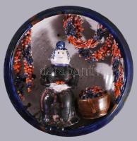 Zákány Eszter (1943-2006): Fokhagyma- és paprikafűző nő. Mázas kerámia falitál, jelzett, Iparművészeti Vállalatos zsűri címkével, paprikán kis sérüléssel, d: 26,5 cm